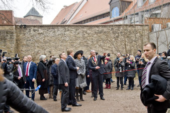 Das niederländische Königspaar im Hof der Alten Synagoge, hinter einer Absperrung stehen Pressevertreter und Schaulustige.