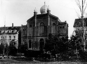 schwarz-weiß Aufnahme der zerstörten Großen Synagoge in Erfurt