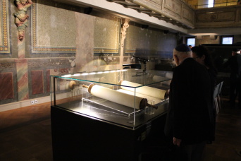 Rabbiner Ben-Chorin betrachtet die Tora, die im Museum Alte Synagoge ausgestellt wird.