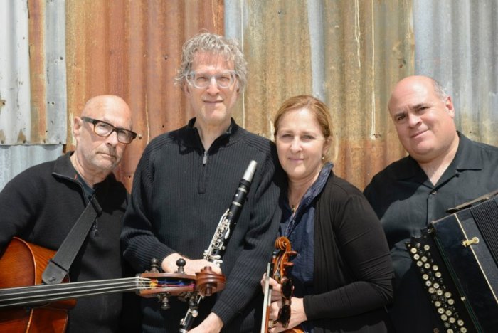 Musikgruppe Veretski Pass vier Musiker mit Instrumenten