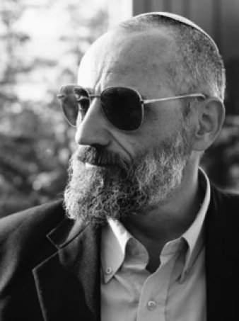 Bild des Autors Chaim Noll. Mann mit Sonnenbrille und grauem Bart. 