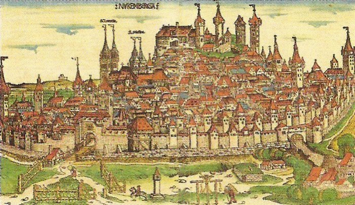 Die Abbildung zeigt eine kolorierte Ansicht der Stadt Nürnberg um 1493 aus der "Schedelschen Weltchronik". Zu sehen ist eine von Mauern umgebene Stadt mit vielen Kirchtürmen und kleinteiliger Häuserlandschaft, die zur Mitte hin ansteigt. Ganz oben über der Stadt thront eine Burg. Die Stadt liegt inmitten grüner Wiesen, umgeben von Bauernhöfen und kleineren Ortschaften, die im Vordergrund angedeutet sind. Am rechten und linken Bildrand ist jeweils eine Brücke zu sehen, über die man durch einen Torbogen in die Stadt gelangt.