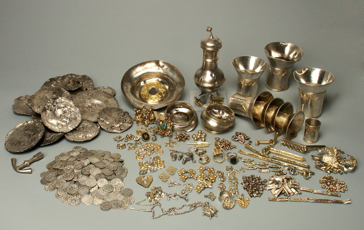 View of the whole find of the Erfurt Treasure: coins, silver bars, tableware such as goblets and a jug as well as  pieces of jewellery including rings, brooches and clothing decorations.