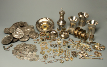 View on the entire Erfurt Treasure trove: coins, silver ingots, tableware such as beakers and a ewer, as well as pieces of jewellery: rings, brooches, dress ornaments etc. 
