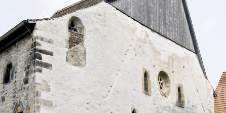 Die Westfassade der Alten Synagoge. Im Anschnitt Ausschnitte der Nordfassade.