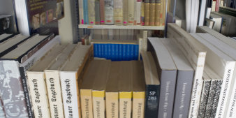 Bücher im Regal in Nahaufnahme