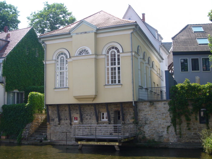 Auf dem Foto ist die Kleine Synagoge Erfurt vom Fluss Gera aus aufgenommen.