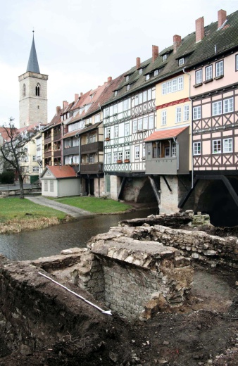 Excavation works at the mikveh, with the Krämerbrücke in the background 