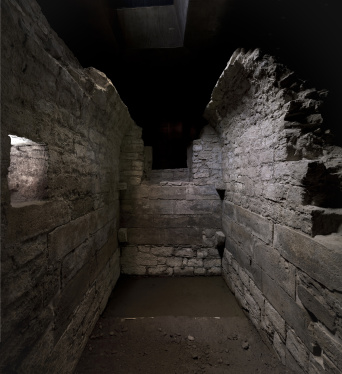 The Erfurt Mikveh, view from the no more existent, yet reconstructible, steps on the water basin and the Western wall. The niche in the left side of the picture was probably used to place a light during the bath.