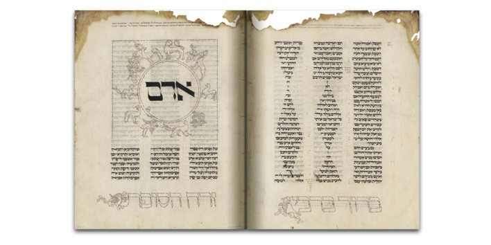 Ein aufgeschlagene Doppelseite einer hebräischen Handschrift