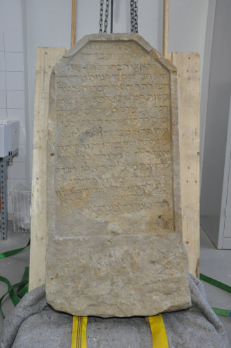 Grabstein aus Sandstein mit trapezförmigem Abschluss und herbräischer Inschrift