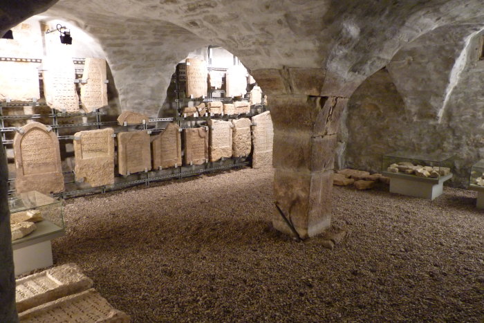Im Keller des Steinernen Hauses werden in einem Schaudepot die mittelalterlichen Grabsteine aufbewahrt