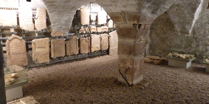 mittelalterliche Grabsteine in einem Kellergewölbe