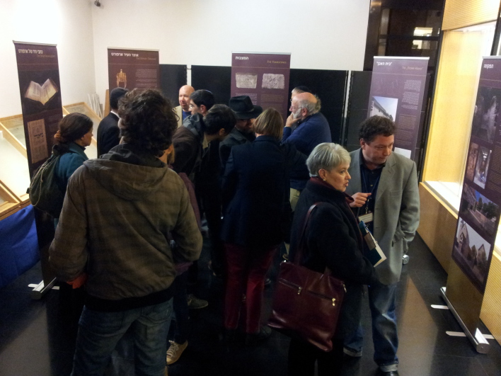 Besucher bei der Eröffung der Ausstellung in Tel Aviv am 6. Januar 2013 zum Jüdische-Mittelalterlichen Erbe von Erfurt
