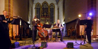 Klezmernacht 2014: The String Company Musiker spielen in einer Kirche