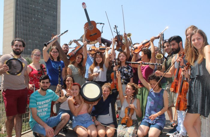 Caravan Orchestra das Carawan Orchestra Haifa Weimar in Sommerkleidung mit ihren Instrumenten
