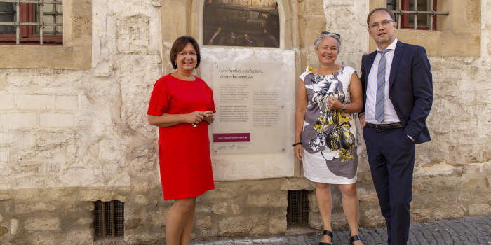 Die Erfurter Welterbe-Bewerbung im Stadtbild: Neue Hinweisschilder an Tourist-Information und „Steinernem Haus“