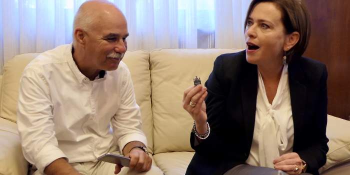 Kopie des jüdischen Hochzeitsrings an Oberbürgermeisterin von Haifa verschenkt