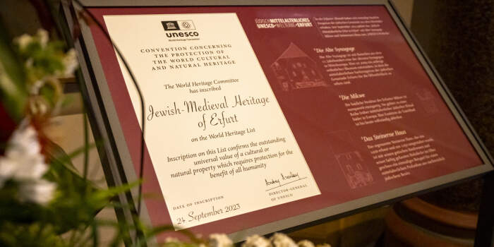 Unesco-Welterbeurkunde wird jetzt im Rathausfoyer präsentiert