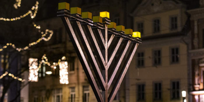 Erstes Licht am Chanukka-Leuchter vor dem Rathaus entzündet