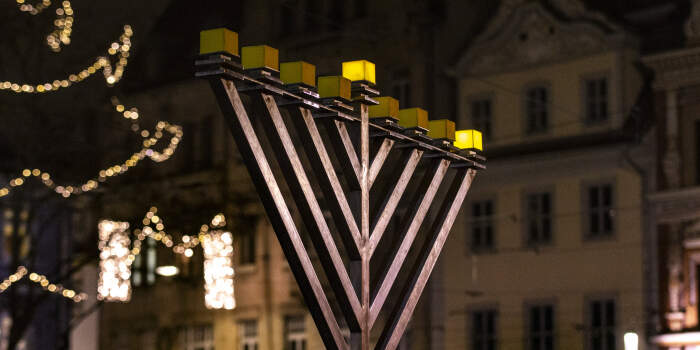 Chanukka-Leuchter vor dem Erfurter Rathaus wird entzündet