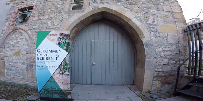 Blick in die Ausstellung „Gekommen um zu bleiben?“