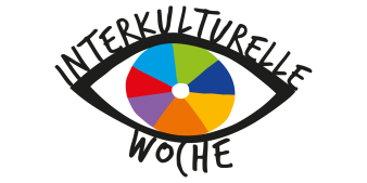 Wort-Bild-Marke der interkulturellen Woche. Zu sehen ist ein Auge dessen Iris in Regenbogenfarben gestaltet ist und an den Augenlidern Interkulturelle Woche geschrieben steht.