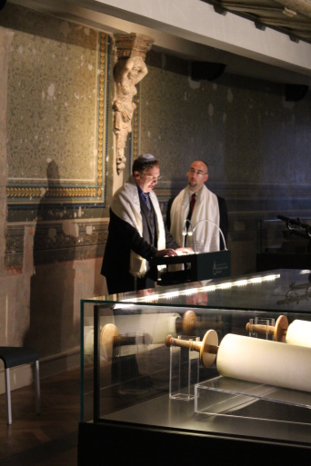 Zwei Kantoren, die den Gottesdienst leiten, der am 11.07.2014 im Obergeschoss der Alten Synagoge stattfand. 