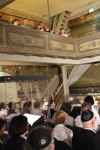Teilnehmende am Gottesdienst, der am 11.07.2014 in der Alten Synagoge, Obergeschoss, gefeiert wurde.