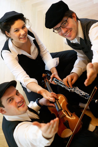 drei Musiker mit Instrumenten