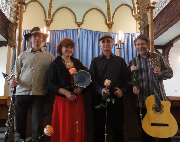 vier Musiker mit Instrumenten in 