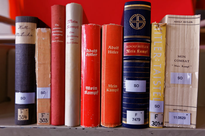 Bücherregal mit zahlreichen unterschiedlichen Versionen der Publikation Hitlers Mein Kampf