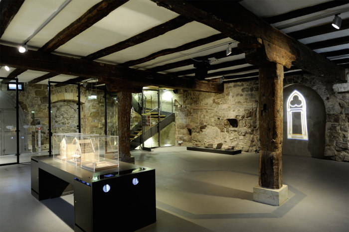 Alte Synagoge, Ausstellungsraum im Erdgeschoss In einem historischen Raum stehen Vitrinen mit Objekten.
