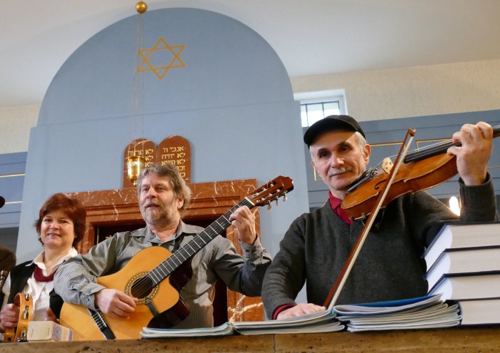 Misrach-Trio Zwei Männer und eine Frau mit Instrumenten, im Hintergrund Toraschrein der Neuen Synagoge Erfurt