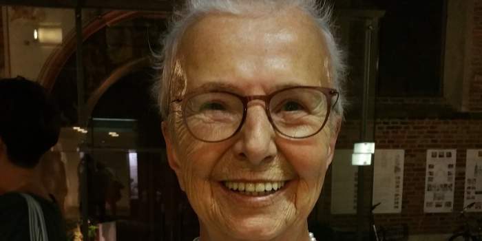 Tochter und Enkelin lesen in der Alten Synagoge aus dem Buch „Dunkles Gold“ der gefeierten Autorin Mirjam Pressler