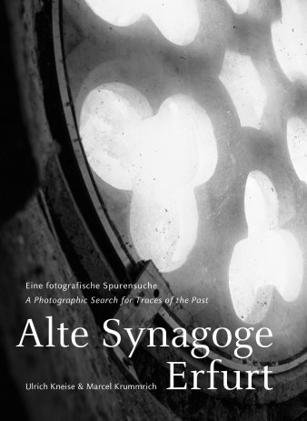 Cover des Bildbands Alte Synagoge Erfurt mit der Schwarz-Weiß-Fotografie eines Rosettenfensters