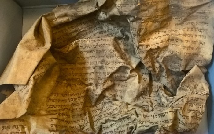 Ein altes zerknittertes Pergament mit hebräischen Buchstaben
