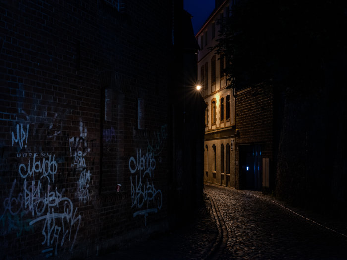 bunte Fotografie einer Gasse bei Nacht in der Nähe der Alten Synagoge
