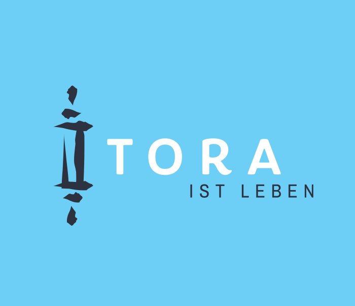 Ein Plakat mit der Aufschrift „Tora ist Leben“ und der Zeichnung einer Torarolle vor hellblauem Hintergrund