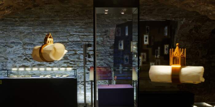 Interner Verweis: In and Out – Between and Beyond. Jüdisches Alltagsleben im mittelalterlichen Europa. Sonderausstellung in Kooperation mit der Hebrew University Jerusalem und zeitgenössischen israelischen Künstlern