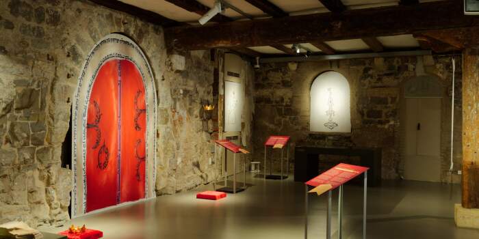 Internal Link: Führung durch die Sonderausstellung "In and Out – Between and Beyond. Jüdisches Alltagsleben im mittelalterlichen Europa"