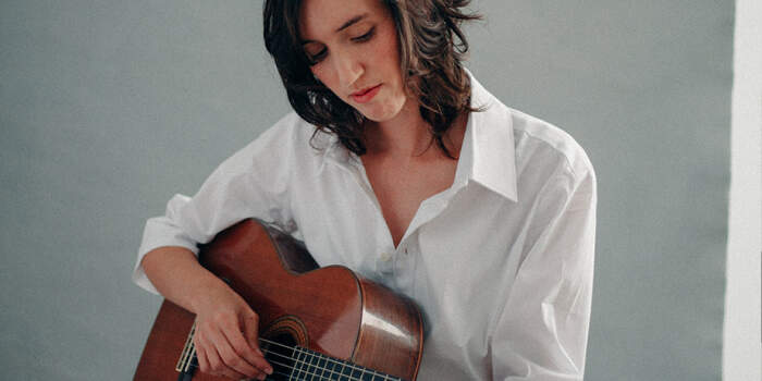 Internal Link: Finissage zur Ausstellung mit der israelischen Sängerin Flora: „Songs for the Heart“