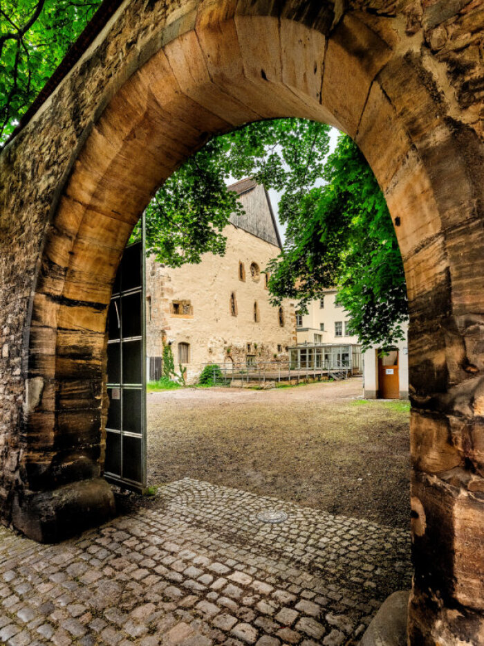 Blick auf das Westportal der Alten Synagoge 