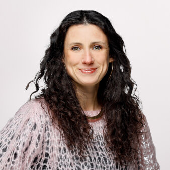 Foto: Talitha Breidenstein © Jüdisches Museum Frankfurt Frau mittleren Alters mit Netz-Oberteil und schwarzen langen Haaren