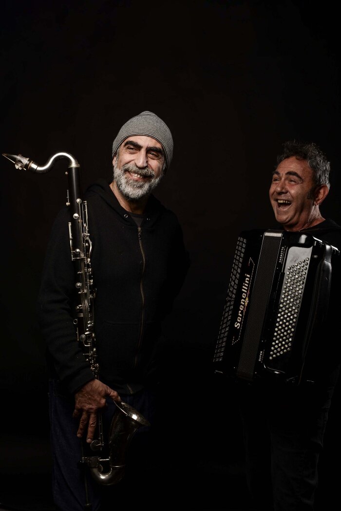 Lerner Moguilevsky Duo Zwei männliche jüdische Musiker mit ihren Instrumenten in einem Motiv aus dunklen Farbtönen