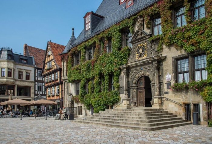 Blick auf einen Marktplatz mit alten Gebäuden