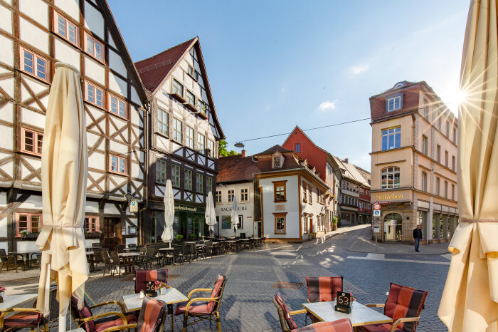 Blick auf den Benediktsplatz an der Erfurter Krämerbrücke Gepflasterter Platz umringt von Fachwerkhäusern und dem Eingang zur Erfurter Krämerbrücke