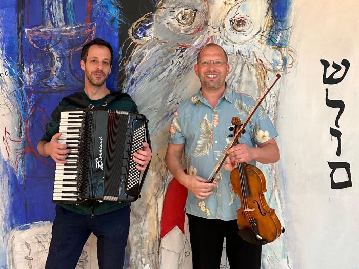 Musiker-Duo Leizerson und Shiran Zwei Männer mittleren Alters halten als Instrumente ein Akordeon und eine Violine in den Händen