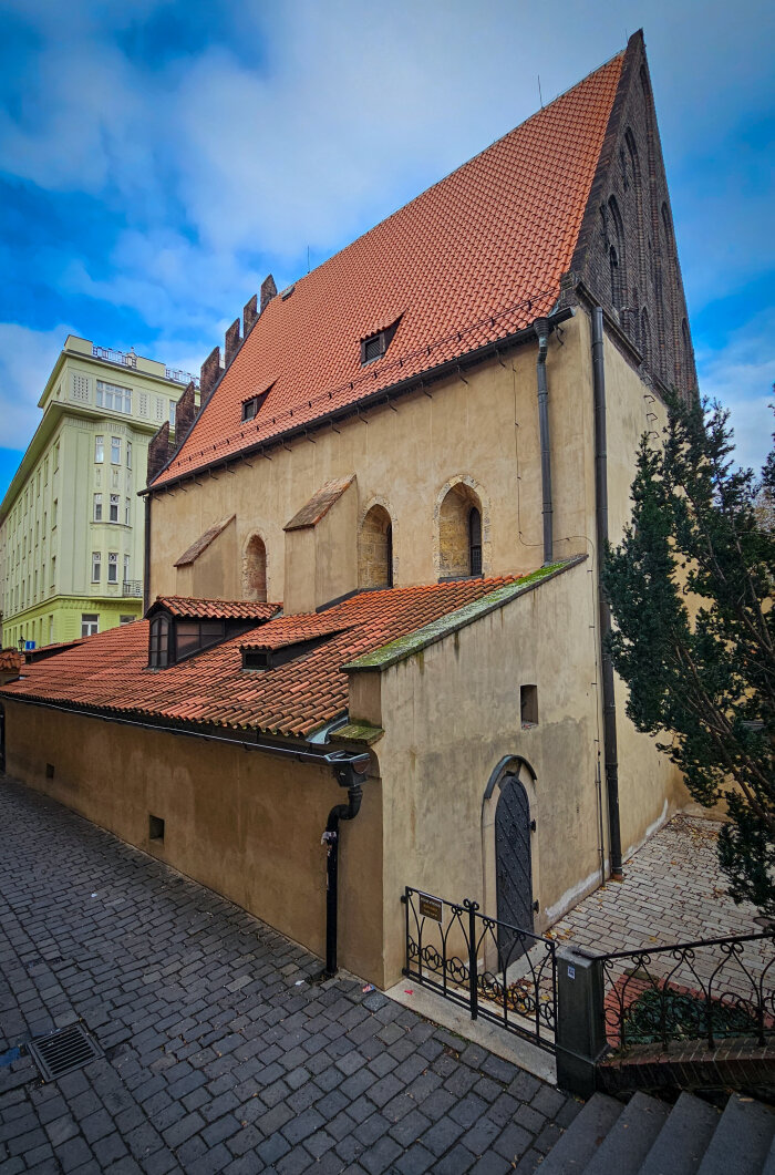 Eine Seitenansicht von einem Gebäude mit rotem Dach vor blauen Himmel