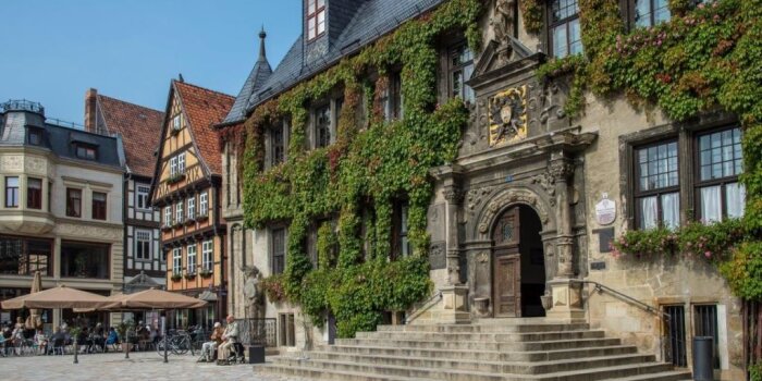 Blick auf einen Marktplatz mit alten Gebäuden